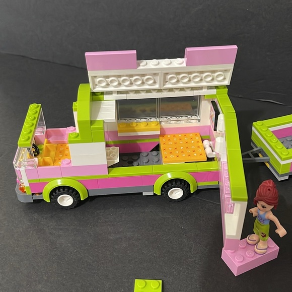LEGO AND FRIENDS ADVENTURE CAMPER AND CAR - Picture 5 of 9